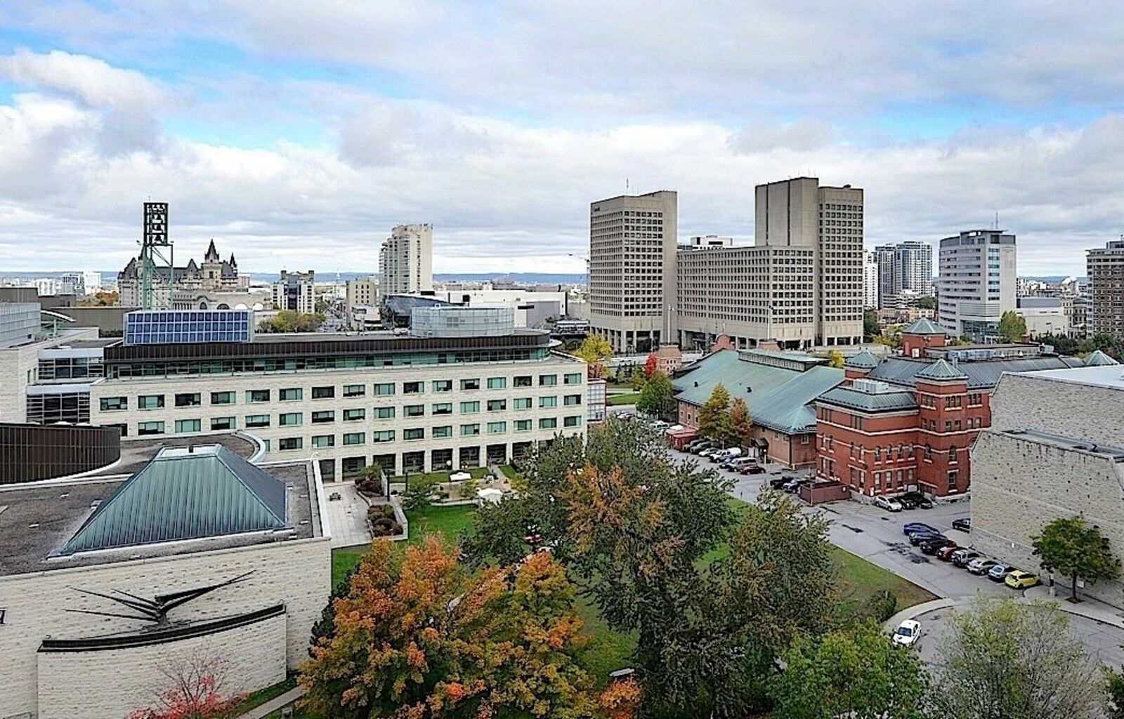 Ottawa Embassy Hotel & Suites Exterior photo